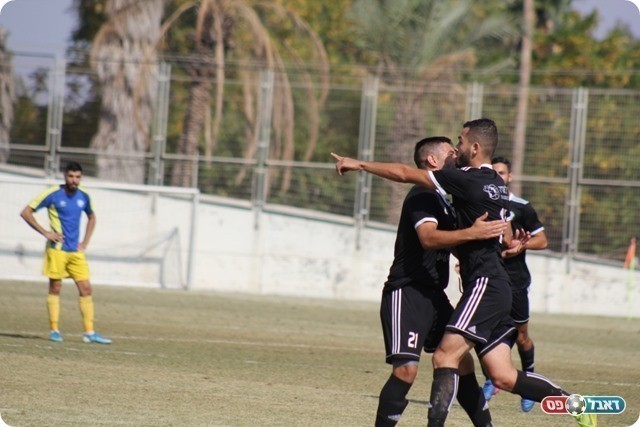 שחקני אסי גלבוע חוגגים יתרון (דאפר מחאמיד)